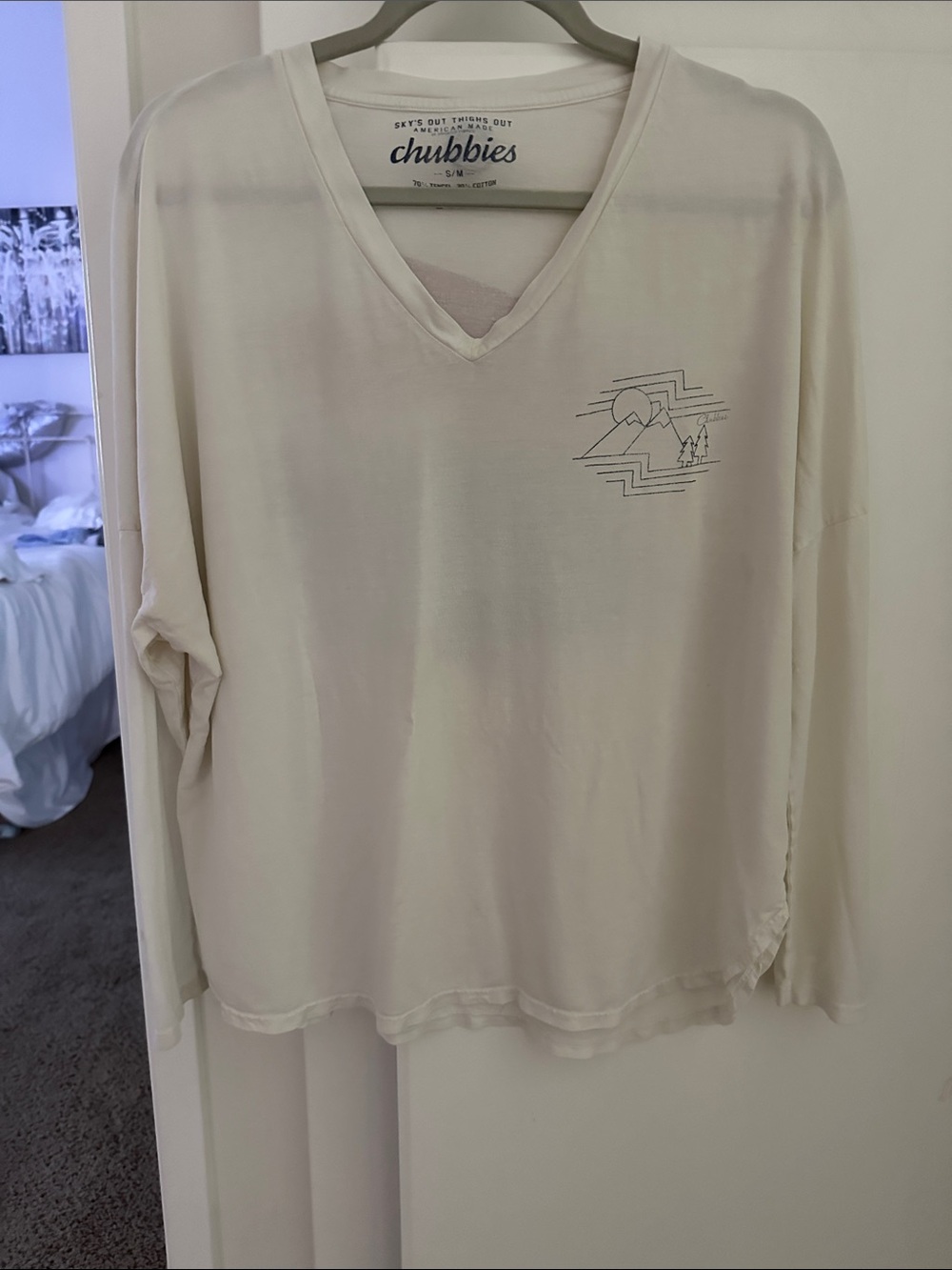 chubbies women’s S/M Cream V-Neck Drop Shoulder Long Sleeve Shirt w/ Graphics